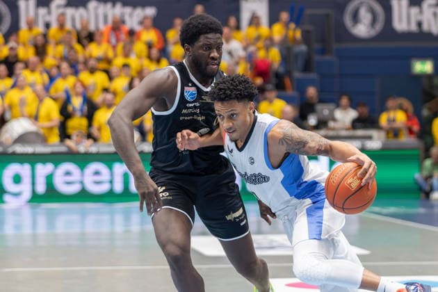 Khyri Thomas (MBC, 0), Pjay Smith JR (MCR, 0), Syntainics MBC vs. Manchester Basketball, European North Basketball League, Final Four, Halbfinale 2025 26, Deutschland England, 22.04.2026. Weissenfels Stadthalle Sachsen-Anhalt Deutschland