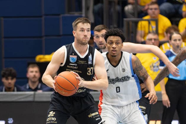 Spencer Reaves (MBC, 31), Pjay Smith JR (MCR, 0), Syntainics MBC vs. Manchester Basketball, European North Basketball League, Final Four, Halbfinale 2025 26, Deutschland England, 22.04.2026. Weissenfels Stadthalle Sachsen-Anhalt Deutschland