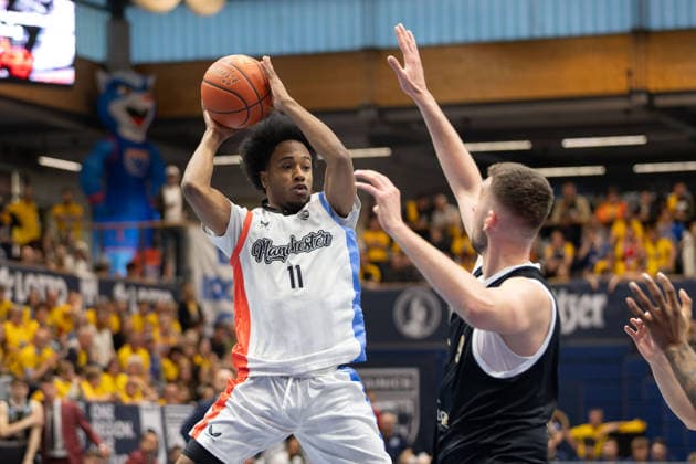 Jordan Johnson (MCR, 11), Kresimir Nikic (MBC. 9), Syntainics MBC vs. Manchester Basketball, European North Basketball League, Final Four, Halbfinale 2025 26, Deutschland England, 22.04.2026. Weissenfels Stadthalle Sachsen-Anhalt Deutschland