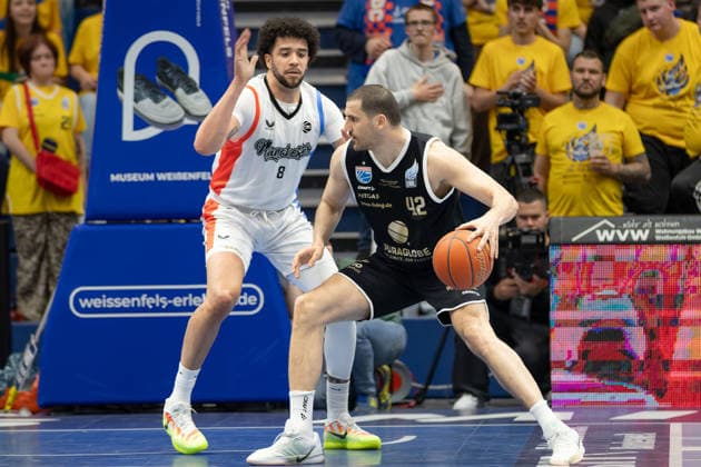 DJ Mitchell (MCR, 8), Nemanja Djurisic (MBC, 42), Syntainics MBC vs. Manchester Basketball, European North Basketball League, Final Four, Halbfinale 2025 26, Deutschland England, 22.04.2026. Weissenfels Stadthalle Sachsen-Anhalt Deutschland