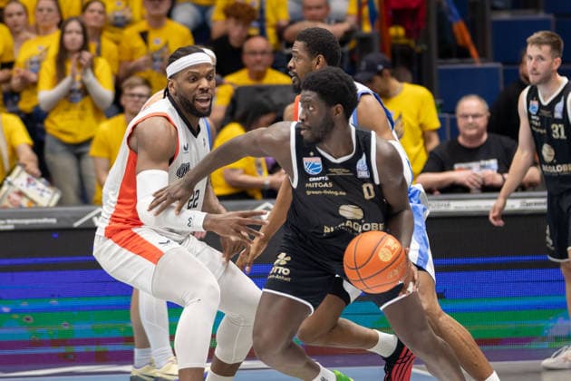 Tim Adetukasi (MCR, 22), Khyri Thomas (MBC, 0), Syntainics MBC vs. Manchester Basketball, European North Basketball League, Final Four, Halbfinale 2025 26, Deutschland England, 22.04.2026. Weissenfels Stadthalle Sachsen-Anhalt Deutschland
