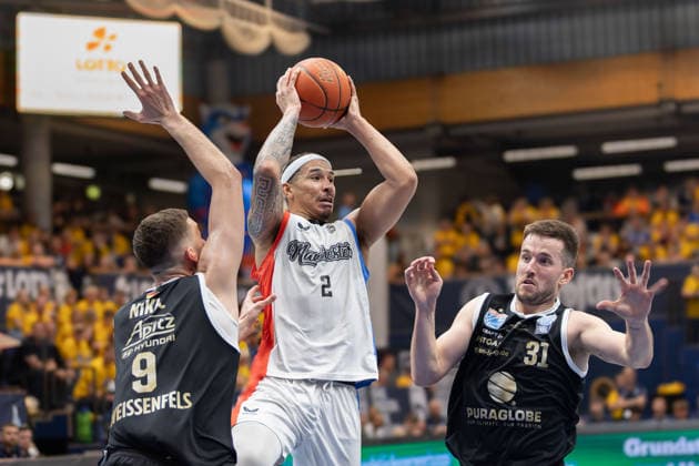 Kresimir Nikic (MBC. 9), Max Jones (MCR, 2), Spencer Reaves (MBC, 31) Syntainics MBC vs. Manchester Basketball, European North Basketball League, Final Four, Halbfinale 2025 26, Deutschland England, 22.04.2026. Weissenfels Stadthalle Sachsen-Anhalt Deutschland