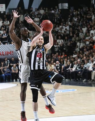 Besiktas GAIN v Cosea JL Bourg - BKT EuroCup ISTANBUL, TURKIYE - APRIL 22: Matt Thomas of Besiktas GAIN and Adam Mokoka of Cosea JL Bourg in action during the BKT EuroCup Week 17 basketball match between Besiktas GAIN and Cosea JL Bourg at the Besiktas GAIN Sports Complex in Istanbul, Turkiye on April 22, 2026. Esra Bilgin Anadolu Istanbul Turkey. Editorial use only. Please get in touch for any other usage.  Copyright: x2026xAnadoluxEsraxBilginx