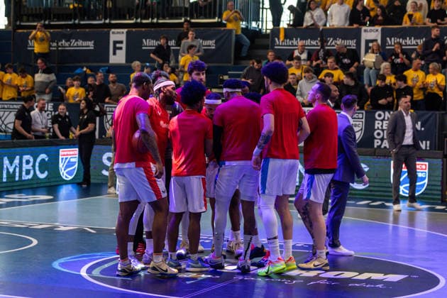 GER, ENBL VIMODROM Final 4, Halbfinale 2, SYNTAINICS MBC - Manchester Basketball. 22.04.2026, Stadthalle, Weißenfels, GER, ENBL VIMODROM Final 4, Halbfinale 2, SYNTAINICS MBC - Manchester Basketball. Schulterschluss vom Team Manchester Basketball Â Foto Alexander Trienitz Weißenfels Stadthalle Sachsen-Anhalt Deutschland