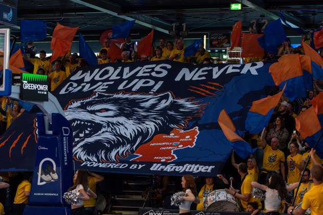 GER, ENBL VIMODROM Final 4, Halbfinale 2, SYNTAINICS MBC - Manchester Basketball. 22.04.2026, Stadthalle, Weißenfels, GER, ENBL VIMODROM Final 4, Halbfinale 2, SYNTAINICS MBC - Manchester Basketball. Banner der Fans vom Syntainics MBC Â Foto Alexander Trienitz Weißenfels Stadthalle Sachsen-Anhalt Deutschland