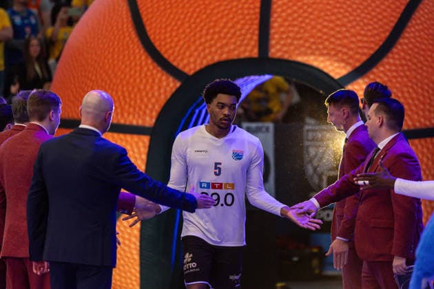 GER, ENBL VIMODROM Final 4, Halbfinale 2, SYNTAINICS MBC - Manchester Basketball. 22.04.2026, Stadthalle, Weißenfels, GER, ENBL VIMODROM Final 4, Halbfinale 2, SYNTAINICS MBC - Manchester Basketball. Marcus Foster (Syntainics MBC, 5) bei der Teamvorstellung  Foto Alexander Trienitz Weißenfels Stadthalle Sachsen-Anhalt Deutschland