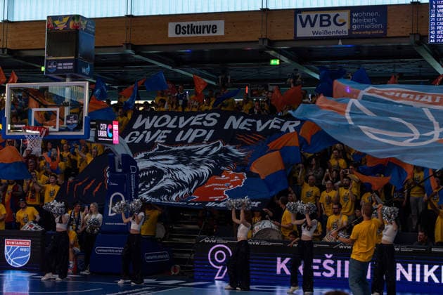 GER, ENBL VIMODROM Final 4, Halbfinale 2, SYNTAINICS MBC - Manchester Basketball. 22.04.2026, Stadthalle, Weißenfels, GER, ENBL VIMODROM Final 4, Halbfinale 2, SYNTAINICS MBC - Manchester Basketball. Banner der Fans vom Syntainics MBC Â Foto Alexander Trienitz Weißenfels Stadthalle Sachsen-Anhalt Deutschland