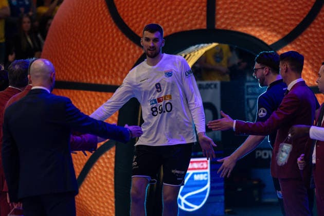 GER, ENBL VIMODROM Final 4, Halbfinale 2, SYNTAINICS MBC - Manchester Basketball. 22.04.2026, Stadthalle, Weißenfels, GER, ENBL VIMODROM Final 4, Halbfinale 2, SYNTAINICS MBC - Manchester Basketball. Kresimir Nikic (Syntainics MBC, 9) bei der Teamvorstellung  Foto Alexander Trienitz Weißenfels Stadthalle Sachsen-Anhalt Deutschland