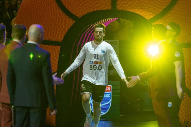 GER, ENBL VIMODROM Final 4, Halbfinale 2, SYNTAINICS MBC - Manchester Basketball. 22.04.2026, Stadthalle, Weißenfels, GER, ENBL VIMODROM Final 4, Halbfinale 2, SYNTAINICS MBC - Manchester Basketball. Spencer Reaves (Syntainics MBC, 31) bei der Teamvorstellung  Foto Alexander Trienitz Weißenfels Stadthalle Sachsen-Anhalt Deutschland