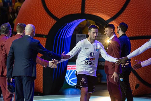 GER, ENBL VIMODROM Final 4, Halbfinale 2, SYNTAINICS MBC - Manchester Basketball. 22.04.2026, Stadthalle, Weißenfels, GER, ENBL VIMODROM Final 4, Halbfinale 2, SYNTAINICS MBC - Manchester Basketball. Spencer Reaves (Syntainics MBC, 31) bei der Teamvorstellung  Foto Alexander Trienitz Weißenfels Stadthalle Sachsen-Anhalt Deutschland