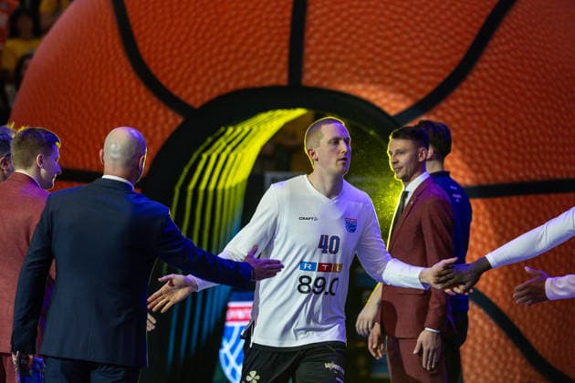 GER, ENBL VIMODROM Final 4, Halbfinale 2, SYNTAINICS MBC - Manchester Basketball. 22.04.2026, Stadthalle, Weißenfels, GER, ENBL VIMODROM Final 4, Halbfinale 2, SYNTAINICS MBC - Manchester Basketball. Collin Welp (Syntainics MBC, 40) bei der Teamvorstellung  Foto Alexander Trienitz Weißenfels Stadthalle Sachsen-Anhalt Deutschland
