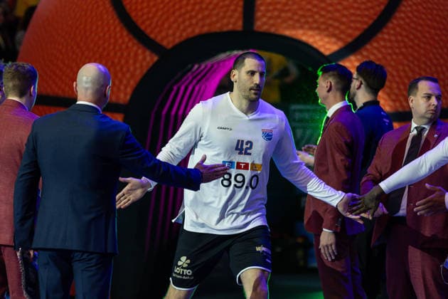 GER, ENBL VIMODROM Final 4, Halbfinale 2, SYNTAINICS MBC - Manchester Basketball. 22.04.2026, Stadthalle, Weißenfels, GER, ENBL VIMODROM Final 4, Halbfinale 2, SYNTAINICS MBC - Manchester Basketball. Nemanja Djurisic (Syntainics MBC, 42) bei der Teamvorstellung  Foto Alexander Trienitz Weißenfels Stadthalle Sachsen-Anhalt Deutschland