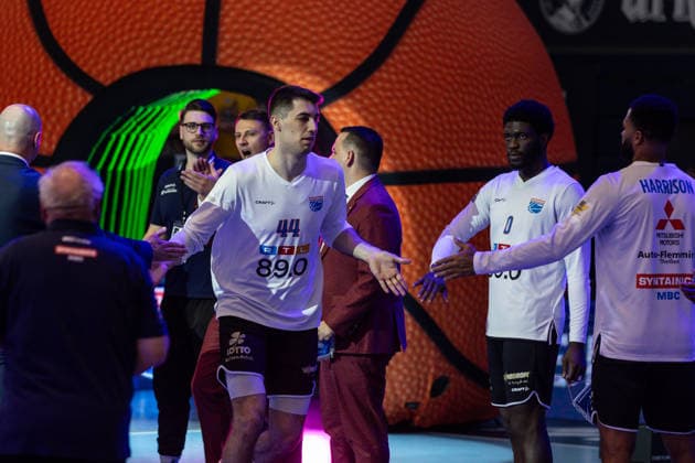 GER, ENBL VIMODROM Final 4, Halbfinale 2, SYNTAINICS MBC - Manchester Basketball. 22.04.2026, Stadthalle, Weißenfels, GER, ENBL VIMODROM Final 4, Halbfinale 2, SYNTAINICS MBC - Manchester Basketball. Jure Planinic (Syntainics MBC, 44) bei der Teamvorstellung  Foto Alexander Trienitz Weißenfels Stadthalle Sachsen-Anhalt Deutschland