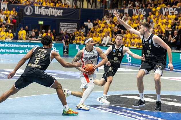 GER, ENBL VIMODROM Final 4, Halbfinale 2, SYNTAINICS MBC - Manchester Basketball. 22.04.2026, Stadthalle, Weißenfels, GER, ENBL VIMODROM Final 4, Halbfinale 2, SYNTAINICS MBC - Manchester Basketball. Max Jones (Manchester Basketball, 2), Marcus Foster (Syntainics MBC, 5), Spencer Reaves (Syntainics MBC, 31), Kresimir Nikic (Syntainics MBC, 9) Â Foto Alexander Trienitz Weißenfels Stadthalle Sachsen-Anhalt Deutschland