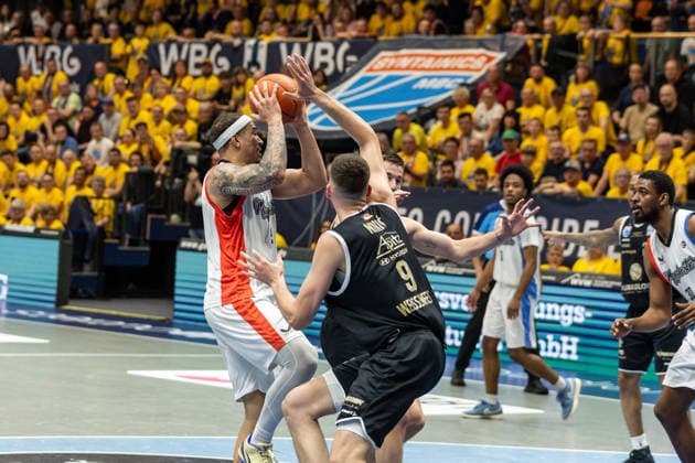 GER, ENBL VIMODROM Final 4, Halbfinale 2, SYNTAINICS MBC - Manchester Basketball. 22.04.2026, Stadthalle, Weißenfels, GER, ENBL VIMODROM Final 4, Halbfinale 2, SYNTAINICS MBC - Manchester Basketball. Max Jones (Manchester Basketball, 2), Kresimir Nikic (Syntainics MBC, 9) Â Foto Alexander Trienitz Weißenfels Stadthalle Sachsen-Anhalt Deutschland