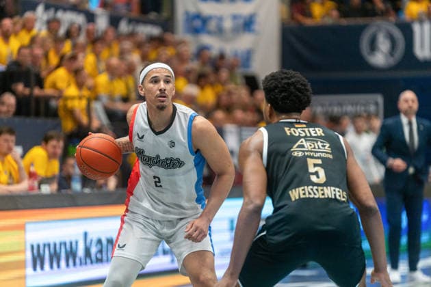 Max Jones (Manchester Basketball Club, 02) im Duell mit Marcus Foster (Syntainics MBC, 05) GER, Syntainics MBC vs. Manchester Basketball Club, Basketball, European North Basketball League, Halbinale, Saison 2025 2026, 22.04.2026 GER, Syntainics MBC vs. Manchester Basketball Club, Basketball, European North Basketball League, Halbinale, Saison 2025 2026, 22.04.2026 Weissenfels Copyright: xEibner-Pressefoto PiaxSchindlerx EP_PSR