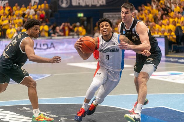 Pjay Smith (Manchester Basketball Club, 00) im Duell gegen 44 Jure Planinic (Syntainics MBC, 44) GER, Syntainics MBC vs. Manchester Basketball Club, Basketball, European North Basketball League, Halbinale, Saison 2025 2026, 22.04.2026 GER, Syntainics MBC vs. Manchester Basketball Club, Basketball, European North Basketball League, Halbinale, Saison 2025 2026, 22.04.2026 Weissenfels Copyright: xEibner-Pressefoto PiaxSchindlerx EP_PSR