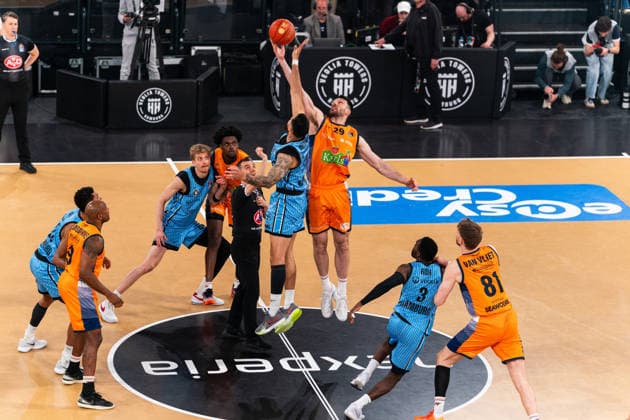 Tip Off, Anwurf, Martin Breunig (Veolia Towers Hamburg, 13) und Owen Klassen (Rostock Seawolves, 29), GER, Veolia Towers Hamburg vs Rostock Seawolves, Basketball, Bundesliga, Spieltag 13, Saison 2025 2026, 22.04.2026 GER, Veolia Towers Hamburg vs Rostock Seawolves, Basketball, Bundesliga, Spieltag 13, Saison 2025 2026, 22.04.2026 Hamburg Copyright: xEibner-Pressefoto MaxxVincenx EP_MVN