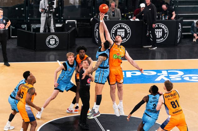 Tip Off, Anwurf, Martin Breunig (Veolia Towers Hamburg, 13) und Owen Klassen (Rostock Seawolves, 29), GER, Veolia Towers Hamburg vs Rostock Seawolves, Basketball, Bundesliga, Spieltag 13, Saison 2025 2026, 22.04.2026 GER, Veolia Towers Hamburg vs Rostock Seawolves, Basketball, Bundesliga, Spieltag 13, Saison 2025 2026, 22.04.2026 Hamburg Copyright: xEibner-Pressefoto MaxxVincenx EP_MVN