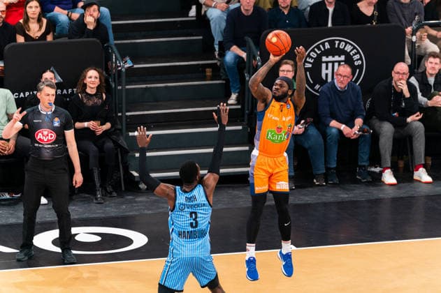 TJ Crockett Jr (Rostock Seawolves, 0) beim Wurf, Osaro Rich (Veolia Towers Hamburg, 03), GER, Veolia Towers Hamburg vs Rostock Seawolves, Basketball, Bundesliga, Spieltag 13, Saison 2025 2026, 22.04.2026 GER, Veolia Towers Hamburg vs Rostock Seawolves, Basketball, Bundesliga, Spieltag 13, Saison 2025 2026, 22.04.2026 Hamburg Copyright: xEibner-Pressefoto MaxxVincenx EP_MVN