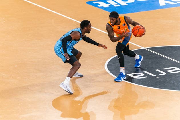 TJ Crockett Jr (Rostock Seawolves, 0) im Dribbling gegen Osaro Rich (Veolia Towers Hamburg, 03), GER, Veolia Towers Hamburg vs Rostock Seawolves, Basketball, Bundesliga, Spieltag 13, Saison 2025 2026, 22.04.2026 GER, Veolia Towers Hamburg vs Rostock Seawolves, Basketball, Bundesliga, Spieltag 13, Saison 2025 2026, 22.04.2026 Hamburg Copyright: xEibner-Pressefoto MaxxVincenx EP_MVN