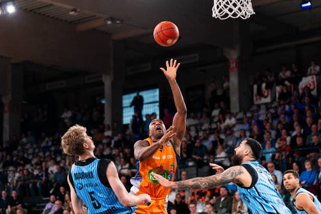 DeAndre Lansdowne (Rostock Seawolves, 9) beim Wurf, Zsombor Maronka (Veolia Towers Hamburg, 05), Martin Breunig (Veolia Towers Hamburg, 13), Kenneth Ogbe (Veolia Towers Hamburg, 25), GER, Veolia Towers Hamburg vs Rostock Seawolves, Basketball, Bundesliga, Spieltag 13, Saison 2025 2026, 22.04.2026 GER, Veolia Towers Hamburg vs Rostock Seawolves, Basketball, Bundesliga, Spieltag 13, Saison 2025 2026, 22.04.2026 Hamburg Copyright: xEibner-Pressefoto MaxxVincenx EP_MVN