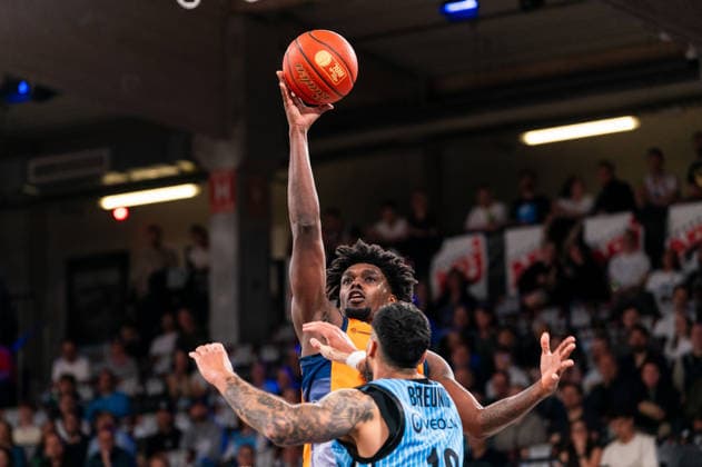 Kassim Nicholson (Rostock Seawolves, 8) beim Korbleger, Martin Breunig (Veolia Towers Hamburg, 13), GER, Veolia Towers Hamburg vs Rostock Seawolves, Basketball, Bundesliga, Spieltag 13, Saison 2025 2026, 22.04.2026 GER, Veolia Towers Hamburg vs Rostock Seawolves, Basketball, Bundesliga, Spieltag 13, Saison 2025 2026, 22.04.2026 Hamburg Copyright: xEibner-Pressefoto MaxxVincenx EP_MVN