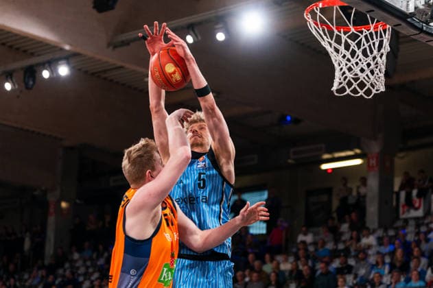 Zsombor Maronka (Veolia Towers Hamburg, 05) mit dem Block gegen Bent Leuchten (Rostock Seawolves, 51), GER, Veolia Towers Hamburg vs Rostock Seawolves, Basketball, Bundesliga, Spieltag 13, Saison 2025 2026, 22.04.2026 GER, Veolia Towers Hamburg vs Rostock Seawolves, Basketball, Bundesliga, Spieltag 13, Saison 2025 2026, 22.04.2026 Hamburg Copyright: xEibner-Pressefoto MaxxVincenx EP_MVN