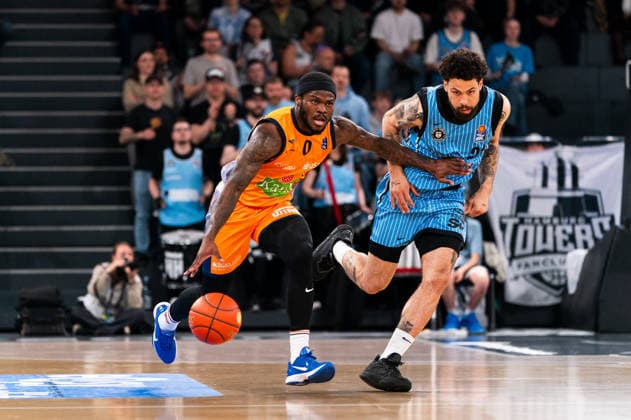 TJ Crockett Jr (Rostock Seawolves, 0) im Dribbling gegen Devon Daniels (Veolia Towers Hamburg, 21), GER, Veolia Towers Hamburg vs Rostock Seawolves, Basketball, Bundesliga, Spieltag 13, Saison 2025 2026, 22.04.2026 GER, Veolia Towers Hamburg vs Rostock Seawolves, Basketball, Bundesliga, Spieltag 13, Saison 2025 2026, 22.04.2026 Hamburg Copyright: xEibner-Pressefoto MaxxVincenx EP_MVN