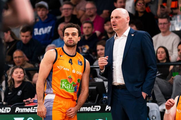 Przemysław Frasunkiewicz (Rostock Seawolves, Trainer) gibt Elias Baggette (Rostock Seawolves, 4) Anweisungen, GER, Veolia Towers Hamburg vs Rostock Seawolves, Basketball, Bundesliga, Spieltag 13, Saison 2025 2026, 22.04.2026 GER, Veolia Towers Hamburg vs Rostock Seawolves, Basketball, Bundesliga, Spieltag 13, Saison 2025 2026, 22.04.2026 Hamburg Copyright: xEibner-Pressefoto MaxxVincenx EP_MVN