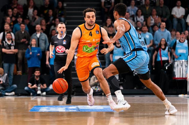 Elias Baggette (Rostock Seawolves, 4) im Dribbling gegen Kenneth Ogbe (Veolia Towers Hamburg, 25), GER, Veolia Towers Hamburg vs Rostock Seawolves, Basketball, Bundesliga, Spieltag 13, Saison 2025 2026, 22.04.2026 GER, Veolia Towers Hamburg vs Rostock Seawolves, Basketball, Bundesliga, Spieltag 13, Saison 2025 2026, 22.04.2026 Hamburg Copyright: xEibner-Pressefoto MaxxVincenx EP_MVN