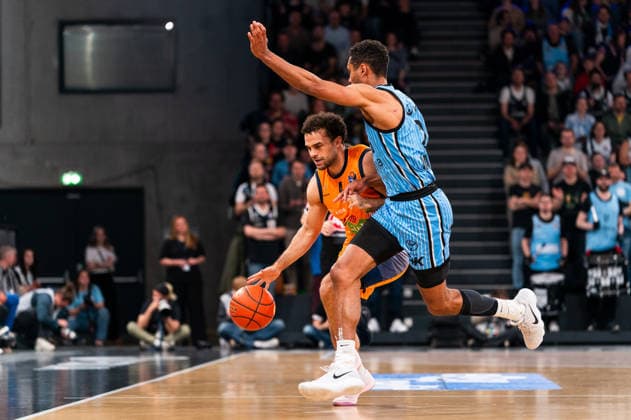 Elias Baggette (Rostock Seawolves, 4) im Dribbling gegen Kenneth Ogbe (Veolia Towers Hamburg, 25), GER, Veolia Towers Hamburg vs Rostock Seawolves, Basketball, Bundesliga, Spieltag 13, Saison 2025 2026, 22.04.2026 GER, Veolia Towers Hamburg vs Rostock Seawolves, Basketball, Bundesliga, Spieltag 13, Saison 2025 2026, 22.04.2026 Hamburg Copyright: xEibner-Pressefoto MaxxVincenx EP_MVN