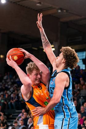 Bent Leuchten (Rostock Seawolves, 51) im Zweikampf gegen Zacharie Perrin (Veolia Towers Hamburg, 52), GER, Veolia Towers Hamburg vs Rostock Seawolves, Basketball, Bundesliga, Spieltag 13, Saison 2025 2026, 22.04.2026 GER, Veolia Towers Hamburg vs Rostock Seawolves, Basketball, Bundesliga, Spieltag 13, Saison 2025 2026, 22.04.2026 Hamburg Copyright: xEibner-Pressefoto MaxxVincenx EP_MVN
