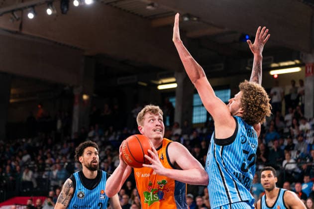 Bent Leuchten (Rostock Seawolves, 51) im Zweikampf gegen Zacharie Perrin (Veolia Towers Hamburg, 52), GER, Veolia Towers Hamburg vs Rostock Seawolves, Basketball, Bundesliga, Spieltag 13, Saison 2025 2026, 22.04.2026 GER, Veolia Towers Hamburg vs Rostock Seawolves, Basketball, Bundesliga, Spieltag 13, Saison 2025 2026, 22.04.2026 Hamburg Copyright: xEibner-Pressefoto MaxxVincenx EP_MVN