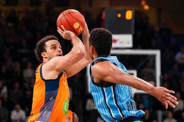 Elias Baggette (Rostock Seawolves, 4) beim Wurf, Kenneth Ogbe (Veolia Towers Hamburg, 25), GER, Veolia Towers Hamburg vs Rostock Seawolves, Basketball, Bundesliga, Spieltag 13, Saison 2025 2026, 22.04.2026 GER, Veolia Towers Hamburg vs Rostock Seawolves, Basketball, Bundesliga, Spieltag 13, Saison 2025 2026, 22.04.2026 Hamburg Copyright: xEibner-Pressefoto MaxxVincenx EP_MVN