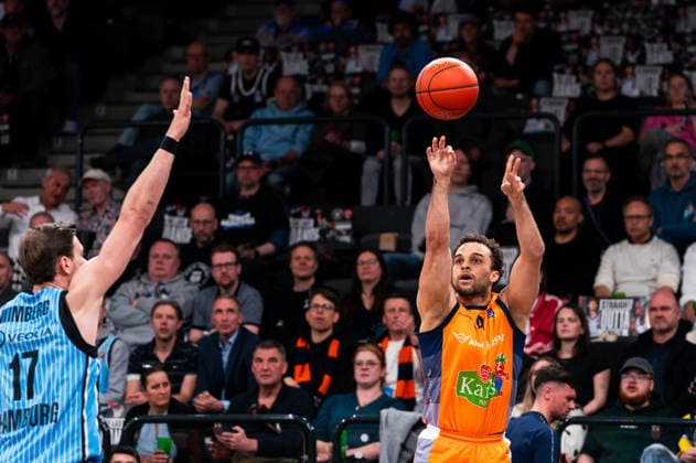 Elias Baggette (Rostock Seawolves, 4) beim Wurf, Niklas Wimberg (Veolia Towers Hamburg, 17), GER, Veolia Towers Hamburg vs Rostock Seawolves, Basketball, Bundesliga, Spieltag 13, Saison 2025 2026, 22.04.2026 GER, Veolia Towers Hamburg vs Rostock Seawolves, Basketball, Bundesliga, Spieltag 13, Saison 2025 2026, 22.04.2026 Hamburg Copyright: xEibner-Pressefoto MaxxVincenx EP_MVN