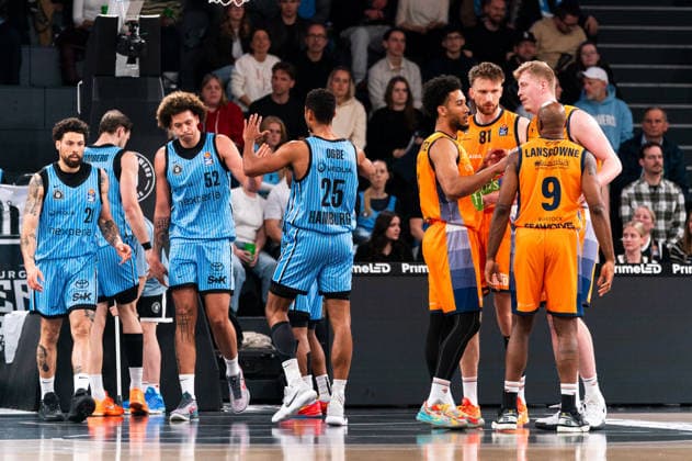 Rostocker Mannschaft beim Huddle, D Shawn Schwartz (Rostock Seawolves, 5), Andy van Vliet (Rostock Seawolves, 81), Bent Leuchten (Rostock Seawolves, 51), DeAndre Lansdowne (Rostock Seawolves, 9), GER, Veolia Towers Hamburg vs Rostock Seawolves, Basketball, Bundesliga, Spieltag 13, Saison 2025 2026, 22.04.2026 GER, Veolia Towers Hamburg vs Rostock Seawolves, Basketball, Bundesliga, Spieltag 13, Saison 2025 2026, 22.04.2026 Hamburg Copyright: xEibner-Pressefoto MaxxVincenx EP_MVN