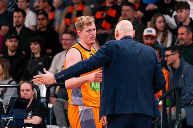 Przemysław Frasunkiewicz (Rostock Seawolves, Trainer) gibt Bent Leuchten (Rostock Seawolves, 51) Anweisungen, GER, Veolia Towers Hamburg vs Rostock Seawolves, Basketball, Bundesliga, Spieltag 13, Saison 2025 2026, 22.04.2026 GER, Veolia Towers Hamburg vs Rostock Seawolves, Basketball, Bundesliga, Spieltag 13, Saison 2025 2026, 22.04.2026 Hamburg Copyright: xEibner-Pressefoto MaxxVincenx EP_MVN