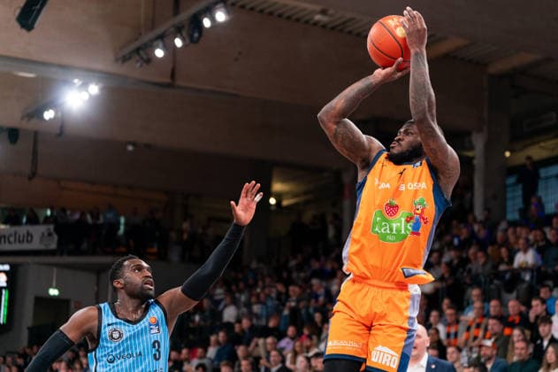TJ Crockett Jr (Rostock Seawolves, 0) beim Wurf, Osaro Rich (Veolia Towers Hamburg, 03), GER, Veolia Towers Hamburg vs Rostock Seawolves, Basketball, Bundesliga, Spieltag 13, Saison 2025 2026, 22.04.2026 GER, Veolia Towers Hamburg vs Rostock Seawolves, Basketball, Bundesliga, Spieltag 13, Saison 2025 2026, 22.04.2026 Hamburg Copyright: xEibner-Pressefoto MaxxVincenx EP_MVN