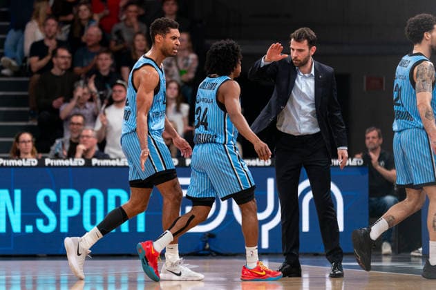 Kenneth Ogbe (Veolia Towers Hamburg, 25) jubelt Jubel mit Ross Williams (Veolia Towers Hamburg, 34) und Benka Barloschky (Veolia Towers Hamburg, Trainer), GER, Veolia Towers Hamburg vs Rostock Seawolves, Basketball, Bundesliga, Spieltag 13, Saison 2025 2026, 22.04.2026 GER, Veolia Towers Hamburg vs Rostock Seawolves, Basketball, Bundesliga, Spieltag 13, Saison 2025 2026, 22.04.2026 Hamburg Copyright: xEibner-Pressefoto MaxxVincenx EP_MVN