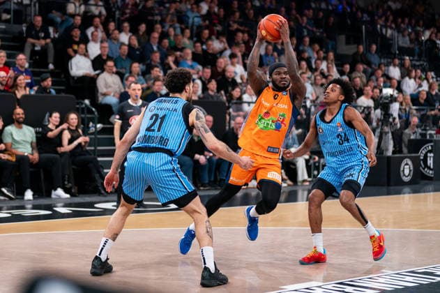 TJ Crockett Jr (Rostock Seawolves, 0) im Dribbling gegen Devon Daniels (Veolia Towers Hamburg, 21) und Ross Williams (Veolia Towers Hamburg, 34), GER, Veolia Towers Hamburg vs Rostock Seawolves, Basketball, Bundesliga, Spieltag 13, Saison 2025 2026, 22.04.2026 GER, Veolia Towers Hamburg vs Rostock Seawolves, Basketball, Bundesliga, Spieltag 13, Saison 2025 2026, 22.04.2026 Hamburg Copyright: xEibner-Pressefoto MaxxVincenx EP_MVN