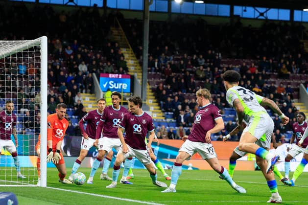 Burnley v Manchester City, Premier League Martin Dubravka (1) of Burnley saves a header from Nico O Reilly (33) of Manchester City during the Premier League match between Burnley and Manchester City at Turf Moor, Burnley, UK on 22 April 2026. Burnley Turf Moor Lancashire UK Editorial use only DataCo restrictions apply See www.football-dataco.com , Copyright: xConorxMolloyx PSI-24117-0047