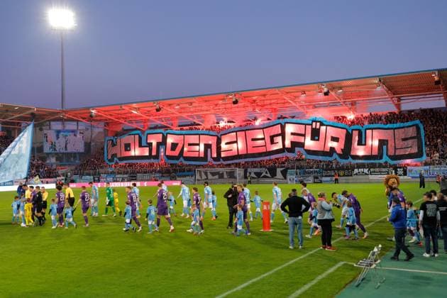 Halbfinale Sachsenpokal 22.04.2026, Chemnitz, eins- Stadion an der Gellertstrasse, Fussball, Halbfinale Wernesgrüner Sachsenpokal 2025 2026, CFC, FC Erzgebirge Aue die Mannschaften betreten den Rasen Chemnitz Sachsen BRD *** Semi-final Saxony Cup 22 04 2026, Chemnitz, eins Stadion an der Gellertstrasse, Sport, Football, Semi-final Wernesgrüner Saxony Cup 2025 2026, CFC, FC Erzgebirge Aue the teams enter the pitch Chemnitz Saxony BRD