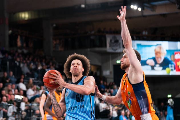 Zacharie Perrin (Veolia Towers Hamburg, 52) im Zweikampf mit Andy van Vliet (Rostock Seawolves, 81), GER, Veolia Towers Hamburg vs Rostock Seawolves, Basketball, Bundesliga, Spieltag 13, Saison 2025 2026, 22.04.2026 GER, Veolia Towers Hamburg vs Rostock Seawolves, Basketball, Bundesliga, Spieltag 13, Saison 2025 2026, 22.04.2026 Hamburg Copyright: xEibner-Pressefoto MaxxVincenx EP_MVN