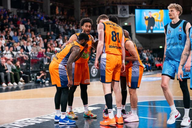 Rostocker Mannschaft beim Huddle, TJ Crockett Jr (Rostock Seawolves, 0), D Shawn Schwartz (Rostock Seawolves, 5), Andy van Vliet (Rostock Seawolves, 81), GER, Veolia Towers Hamburg vs Rostock Seawolves, Basketball, Bundesliga, Spieltag 13, Saison 2025 2026, 22.04.2026 GER, Veolia Towers Hamburg vs Rostock Seawolves, Basketball, Bundesliga, Spieltag 13, Saison 2025 2026, 22.04.2026 Hamburg Copyright: xEibner-Pressefoto MaxxVincenx EP_MVN
