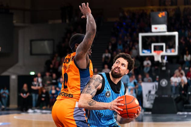 Devon Daniels (Veolia Towers Hamburg, 21) im Zweikampf gegen TJ Crockett Jr (Rostock Seawolves, 0), GER, Veolia Towers Hamburg vs Rostock Seawolves, Basketball, Bundesliga, Spieltag 13, Saison 2025 2026, 22.04.2026 GER, Veolia Towers Hamburg vs Rostock Seawolves, Basketball, Bundesliga, Spieltag 13, Saison 2025 2026, 22.04.2026 Hamburg Copyright: xEibner-Pressefoto MaxxVincenx EP_MVN