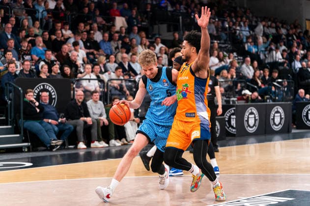 Zsombor Maronka (Veolia Towers Hamburg, 05) im Dribbling gegen D Shawn Schwartz (Rostock Seawolves, 5), GER, Veolia Towers Hamburg vs Rostock Seawolves, Basketball, Bundesliga, Spieltag 13, Saison 2025 2026, 22.04.2026 GER, Veolia Towers Hamburg vs Rostock Seawolves, Basketball, Bundesliga, Spieltag 13, Saison 2025 2026, 22.04.2026 Hamburg Copyright: xEibner-Pressefoto MaxxVincenx EP_MVN