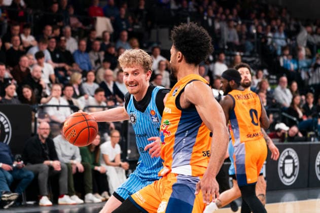 Zsombor Maronka (Veolia Towers Hamburg, 05) im Dribbling gegen D Shawn Schwartz (Rostock Seawolves, 5), GER, Veolia Towers Hamburg vs Rostock Seawolves, Basketball, Bundesliga, Spieltag 13, Saison 2025 2026, 22.04.2026 GER, Veolia Towers Hamburg vs Rostock Seawolves, Basketball, Bundesliga, Spieltag 13, Saison 2025 2026, 22.04.2026 Hamburg Copyright: xEibner-Pressefoto MaxxVincenx EP_MVN