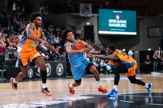 Ross Williams (Veolia Towers Hamburg, 34) im Dribbling gegen Kassim Nicholson (Rostock Seawolves, 8) und TJ Crockett Jr (Rostock Seawolves, 0), GER, Veolia Towers Hamburg vs Rostock Seawolves, Basketball, Bundesliga, Spieltag 13, Saison 2025 2026, 22.04.2026 GER, Veolia Towers Hamburg vs Rostock Seawolves, Basketball, Bundesliga, Spieltag 13, Saison 2025 2026, 22.04.2026 Hamburg Copyright: xEibner-Pressefoto MaxxVincenx EP_MVN