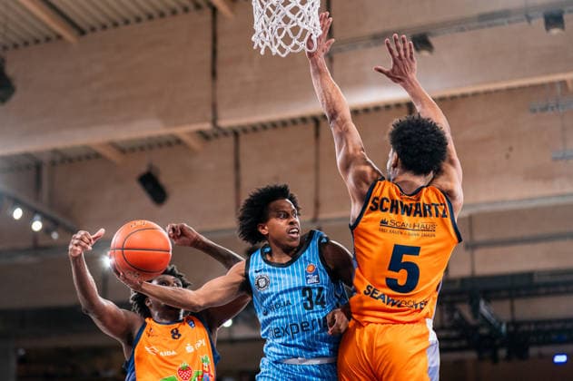 Ross Williams (Veolia Towers Hamburg, 34) Pass, Kassim Nicholson (Rostock Seawolves, 8), D Shawn Schwartz (Rostock Seawolves, 5), GER, Veolia Towers Hamburg vs Rostock Seawolves, Basketball, Bundesliga, Spieltag 13, Saison 2025 2026, 22.04.2026 GER, Veolia Towers Hamburg vs Rostock Seawolves, Basketball, Bundesliga, Spieltag 13, Saison 2025 2026, 22.04.2026 Hamburg Copyright: xEibner-Pressefoto MaxxVincenx EP_MVN
